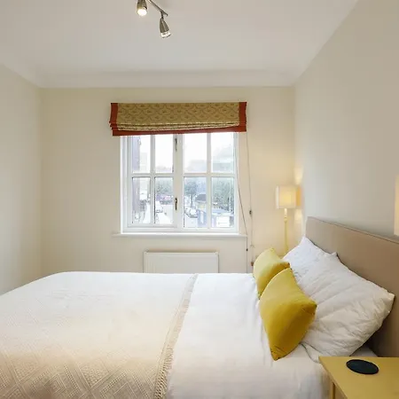 Cozy With Parking & Patio London