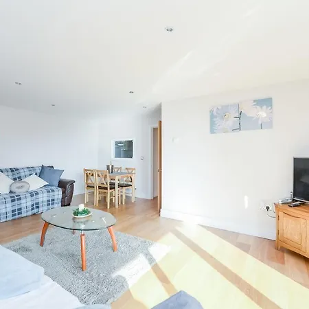 Wards Wharf Approach Apartment *