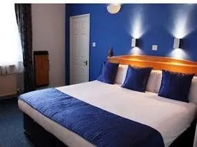 Quality Crown Hyde Park Hotel 4*