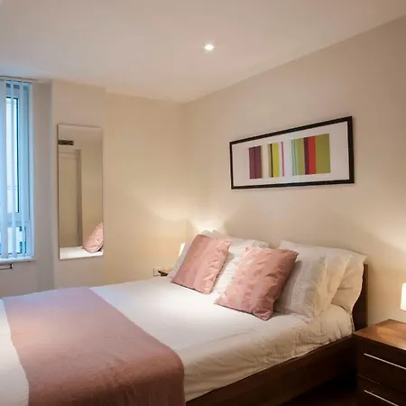 St George Wharf Apartment *