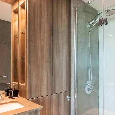 St George Wharf Apartment