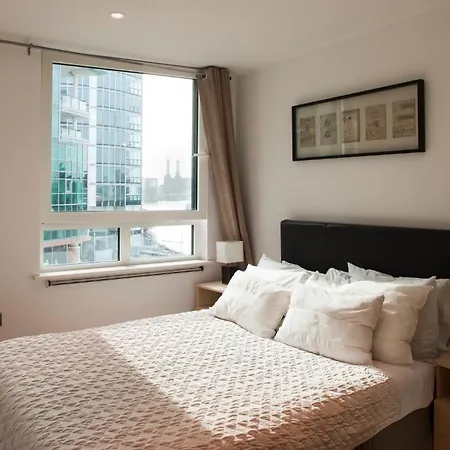 St George Wharf Apartment