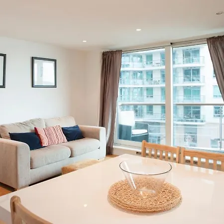 Apartment St George Wharf London