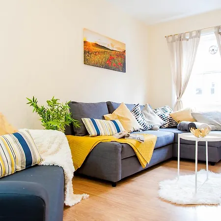 Cs Queensway Apartment London
