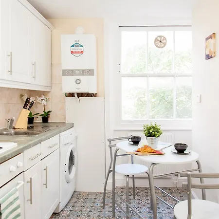 Cs Queensway Apartment London
