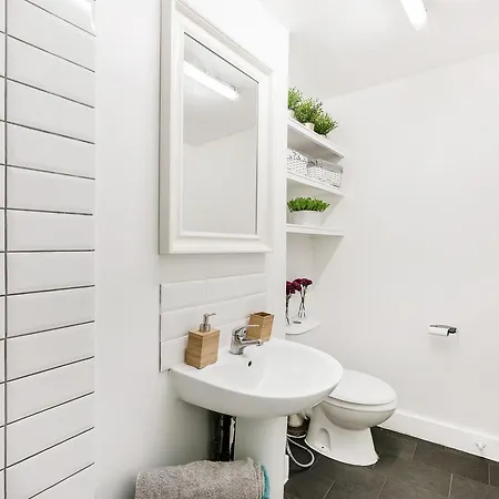 Cs Queensway Apartment