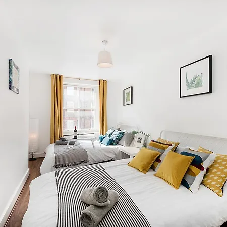 Cs Queensway Apartment London