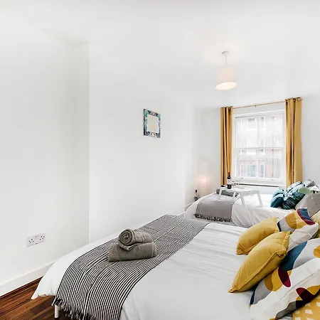 Cs Queensway Apartment London