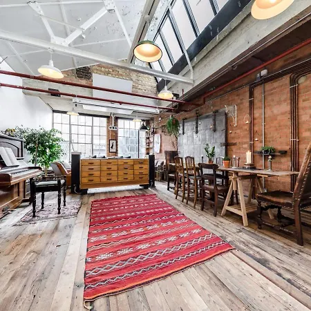 Apartment 1000+ Square Foot Loft In Former Factory London