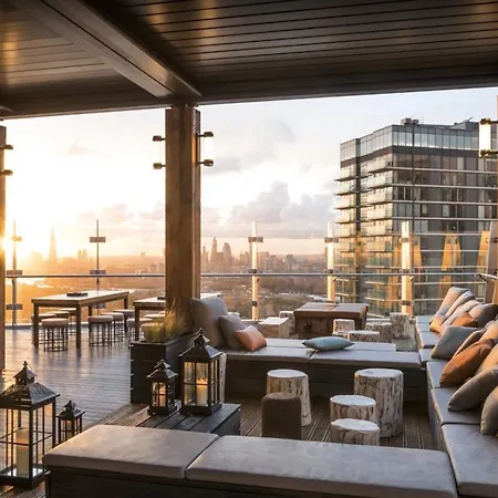 Dockside Walk - Canary Wharf *