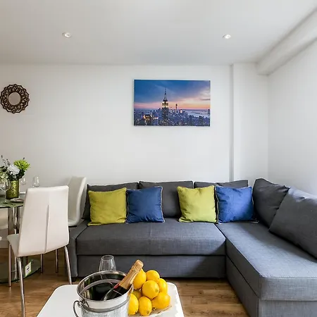 Skyvillion - Cozy In Town With Free Parking & Wifi Apartment Enfield
