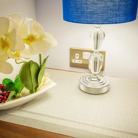 Dockside Walk - Canary Wharf Apartment