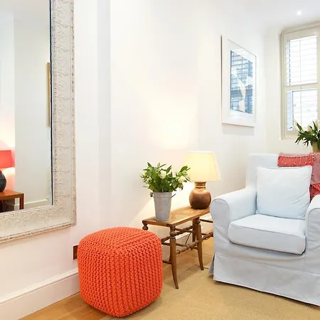 Retro Moments From Battersea Park Apartment *