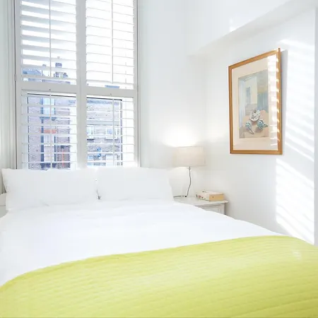 Retro Moments From Battersea Park Apartment London