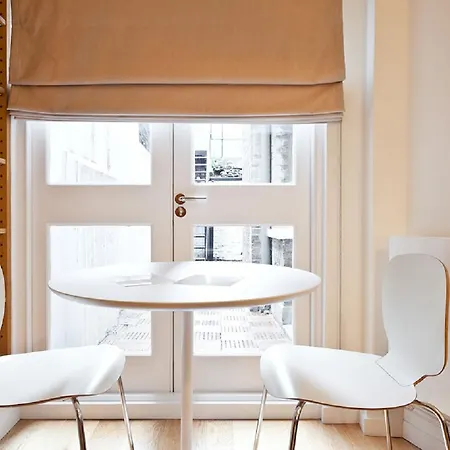 Blueprint Living - Doughty Street Apartment London