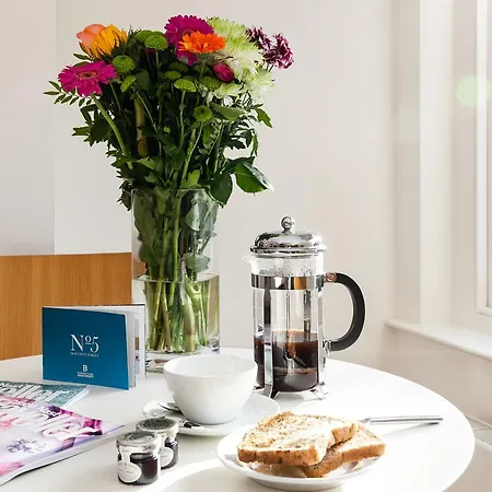 Blueprint Living - Doughty Street Apartment London
