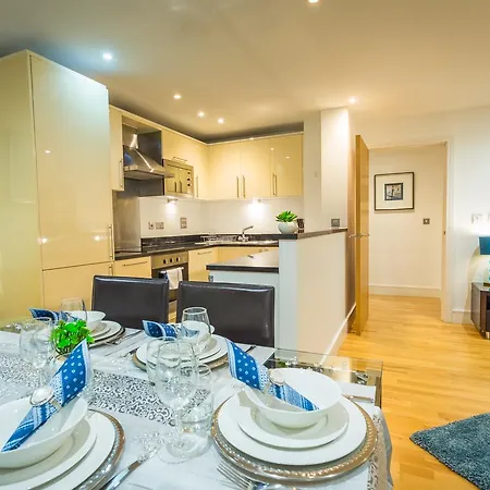 Dockside Walk - Canary Wharf Apartment *