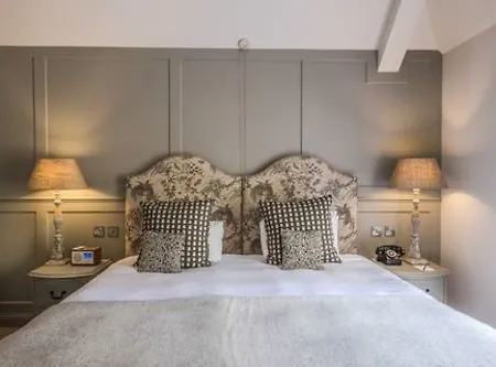 Hotel Coach & Horses London
