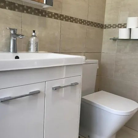 Apartment London Nw9 London
