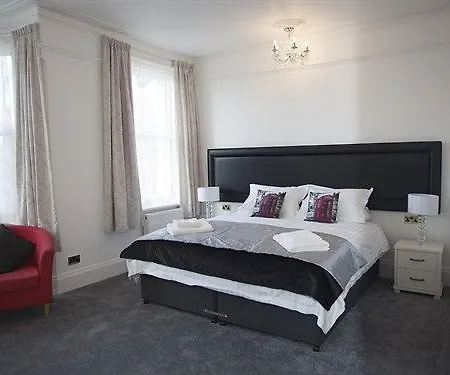 Bed & Breakfast Croham Park - Free Parking & Wi-fi 4*