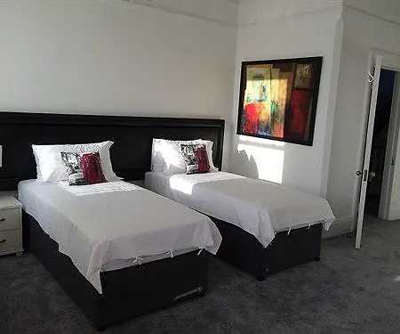 Bed & Breakfast Croham Park - Free Parking & Wi-fi 4*