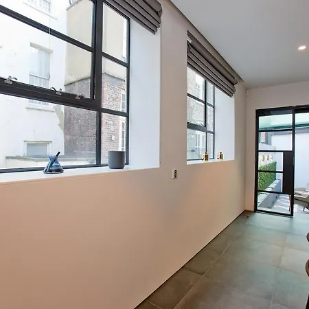 Luxury Royalty Mews Apartment *