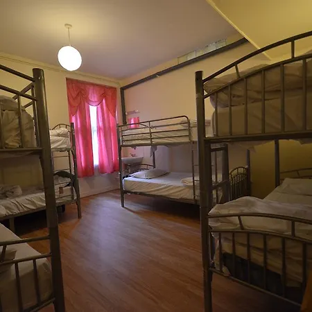 Barkston Earls Court Hostal *