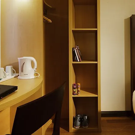 Ibis Greenwich Hotel 3*