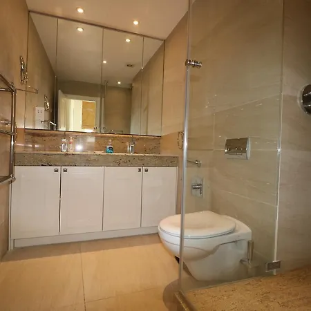 Knightsbridge Apartment *