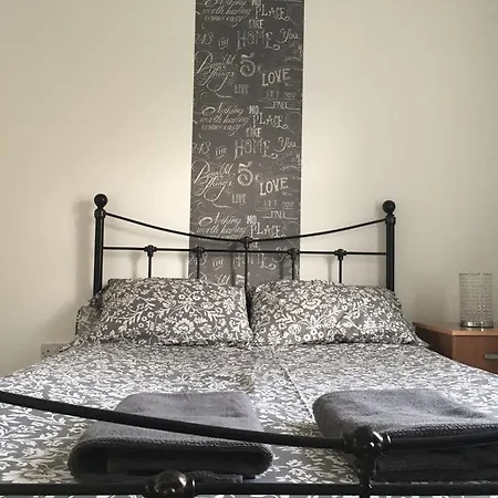 Edgware Road Apartment *