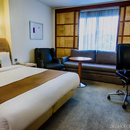 London - Heathrow M4,jct.4, An Ihg
