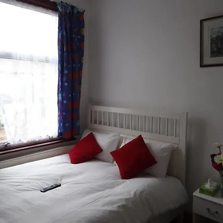 Manor Park House 2*