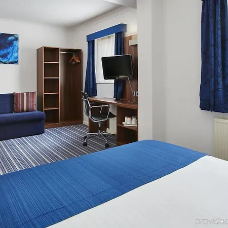 Express Victoria By Ihg Hotel 3*