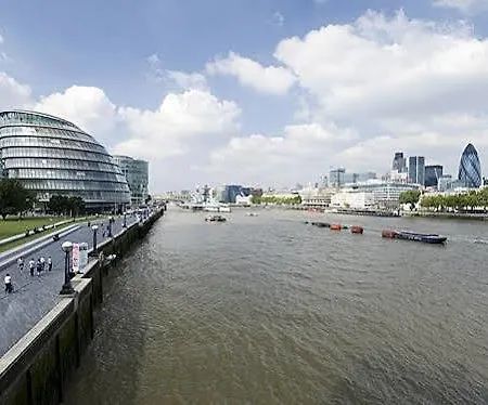 Gate House Apartments, Towerbridge Apartment