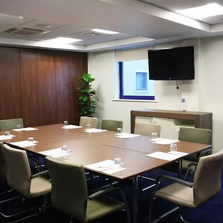 Express Stratford By Ihg Hotel