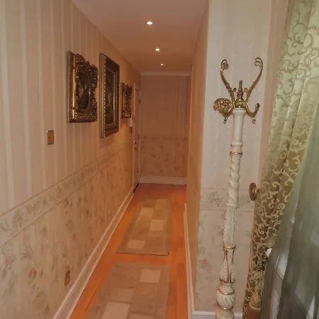 Hans Road Apartment