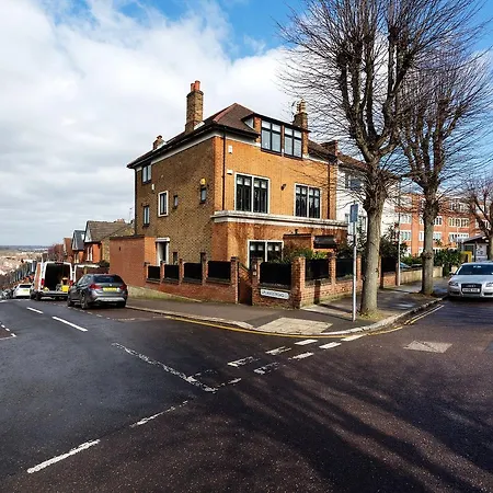 Veeve - Crouch End Family