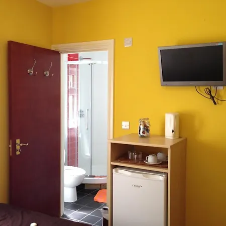 Hotel Acton Town 2*
