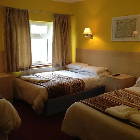 Acton Town Hotel 2*