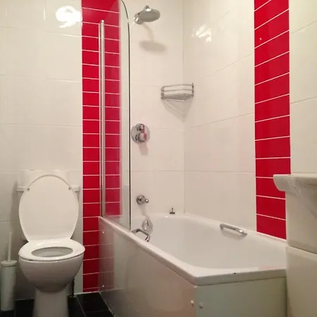 Hotel Acton Town