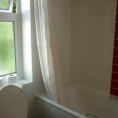 Hotel Acton Town 2*