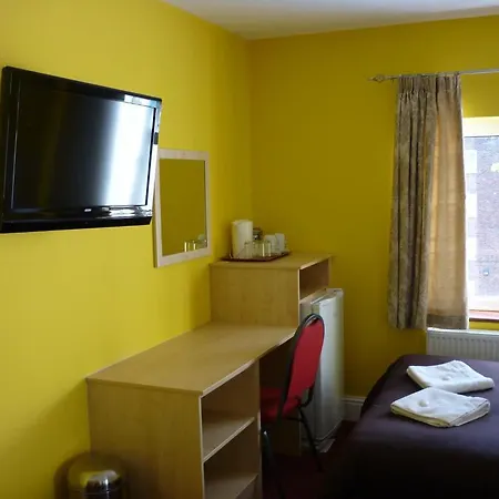 Acton Town Hotel 2*