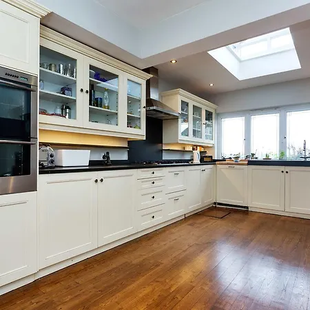 Veeve - Crouch End Family