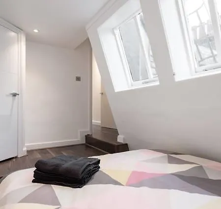 Fleet Street 4 *