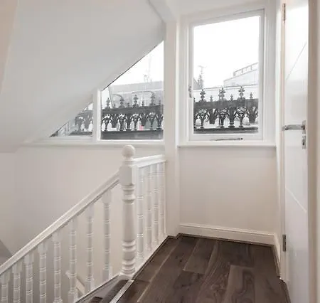 Fleet Street 4 *
