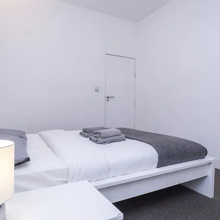 York Way Spacious Apartment London