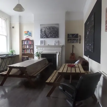 Hostel Boleyn Bunkhouse And Bar