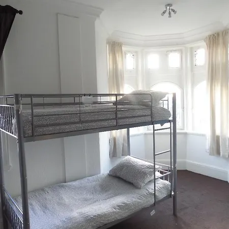 Boleyn Bunkhouse And Bar Hostel