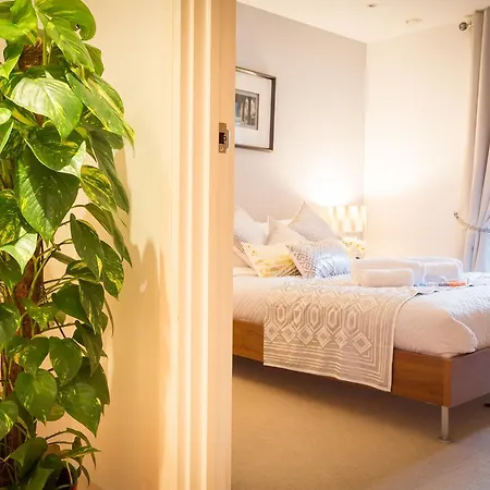 Dockside Walk - Canary Wharf Apartment *