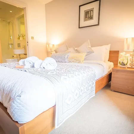 Dockside Walk - Canary Wharf * London